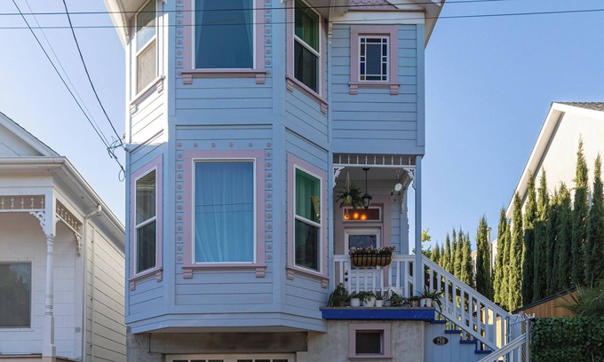 Crockett House | Victorian Home - 2bed 2.5baths, huge backyard, 30 mins to Napa & SF, Free Pets!