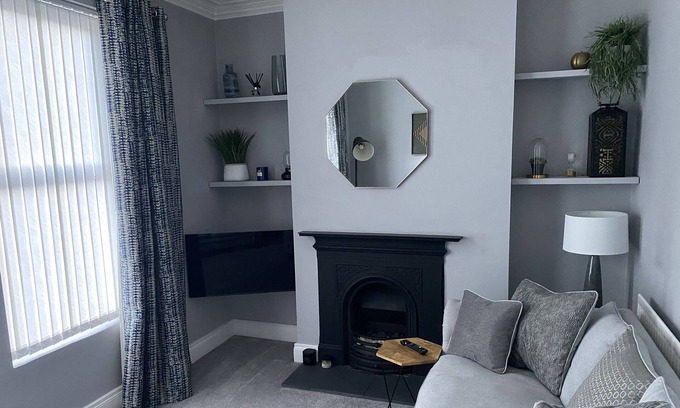 Queens Quarter House | Victorian House - South Belfast - Great transport - Lisburn Road - 3 double Beds