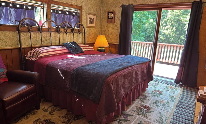 Manistee House | Victorian manor suites in Manistee, Michigan - Pet friendly, no fee.