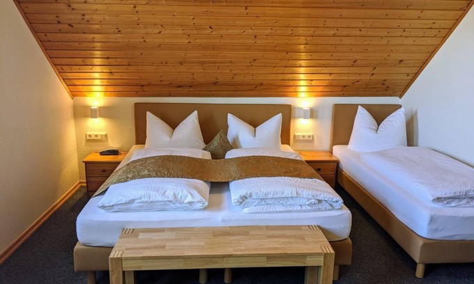 Zilshausen Bed & Breakfast | Vierbettzimmer, Dusche, WC, Standard - Landgasthof Zur Post