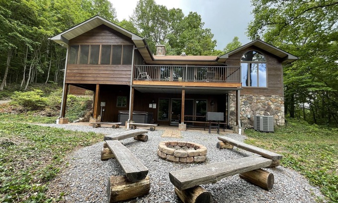 Sevierville Cabin | View Paradise of Bluff Mtn, Hot Tub, Firepit, Game Rm, Wi-Fi, 4BDR, 3BTR