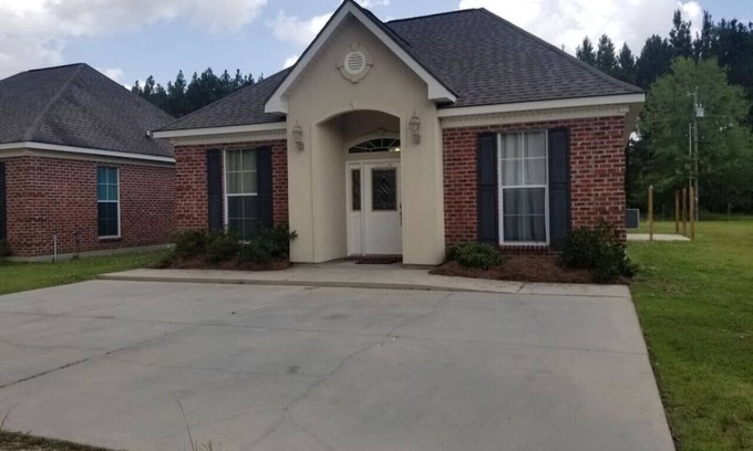 Pine Grove Apartment | Villa 8, spacious townhouse in Tickfaw, LA