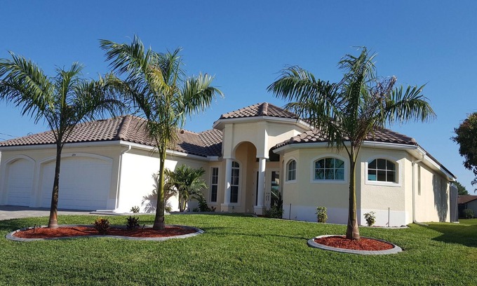Caloosahatchee Villa | Villa Alani - Luxurious south-facing dream villa directly on the canal/river connection