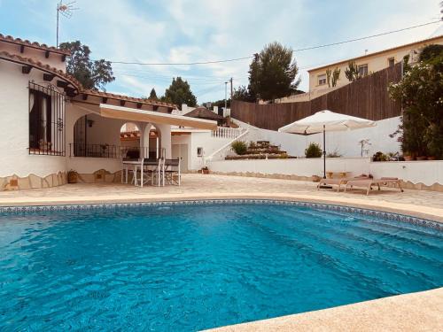Casas de Torrat Villa | Villa Alhambra - Dale a tu familia las vacaciones y el descanso que se merecen