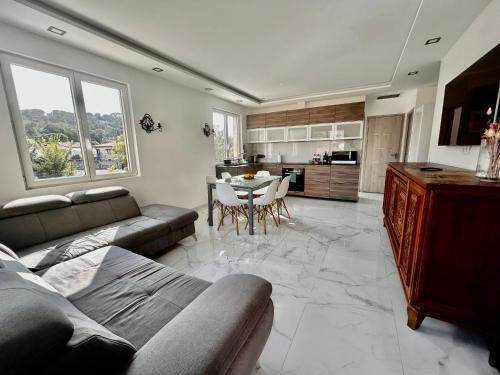 Cagnes-sur-Mer Apartment | Villa Appartement 3 chambres, refait à neuf, piscine, proche mer et gare