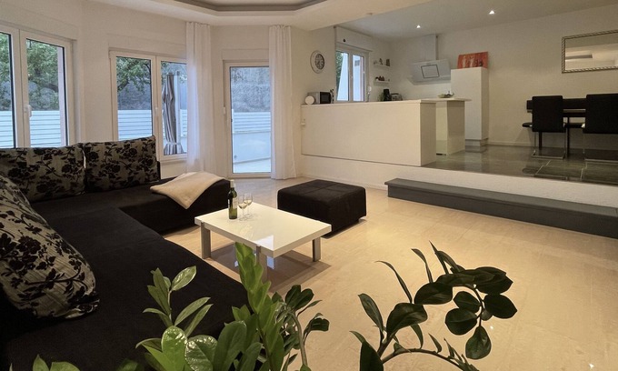 Stobrec Villa | Villa Apricot - large house with garage parking space