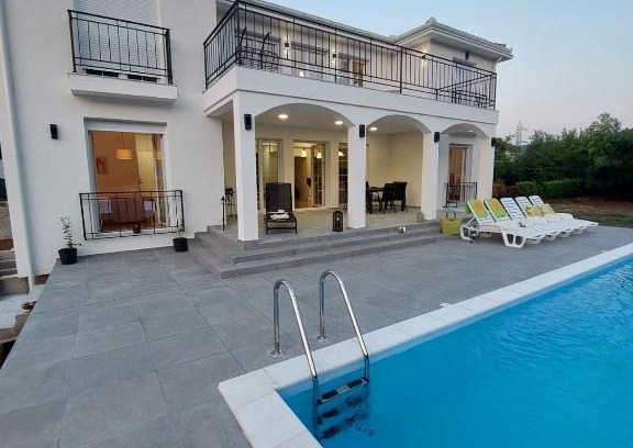 Hodbina Villa | Villa Blanc - with Buna Riverside