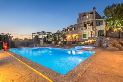 Okrug Donji Villa | Villa Boulder