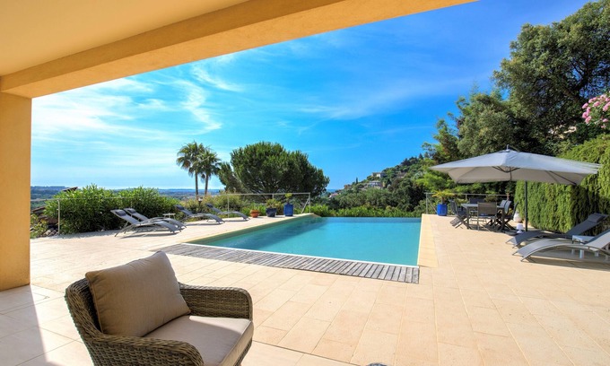 Mandelieu-La-Napoule Villa | Villa Cannes-Mandelieu/8pers/AC/heated pool. overhang/sea view