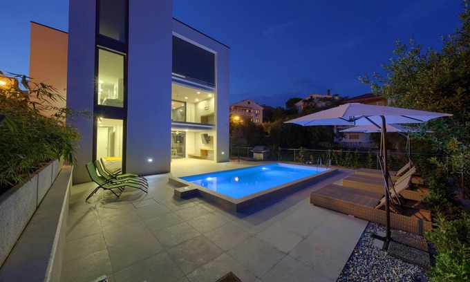 Krk Apartment | Villa Celeia - Luxurious second floor apartment with heated pool in city centre of Krk