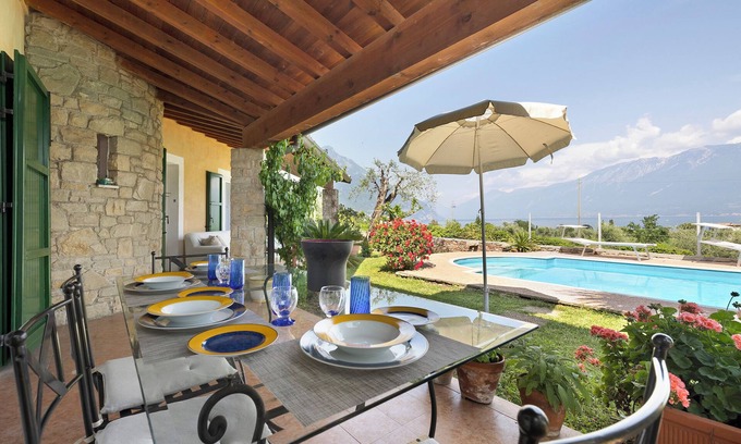 Roina Villa | Villa Corneghe with Lake View, Pool, Garden & Terrace