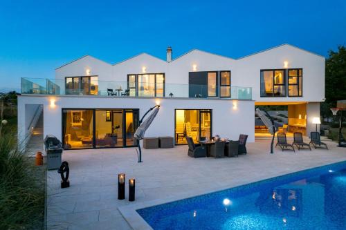 Baskoti Villa | Villa Corolan