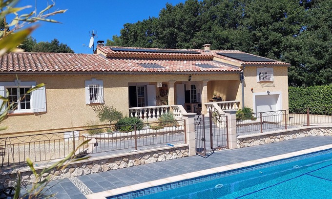 Saint-Victor-des-Oules House | Villa de Standing à 5mn de Uzès, Grande Piscine, mini parc enfant, Idéal Famille