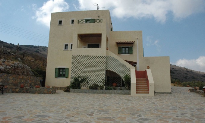 Fournoi Villa | Villa Diamandi , a relaxing place within Olive Trees .