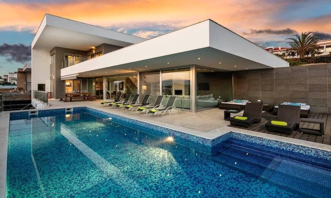 Ferragudo Villa | Villa Dodola - 5 bedroom modern style villa - great views of river! Walk to rest