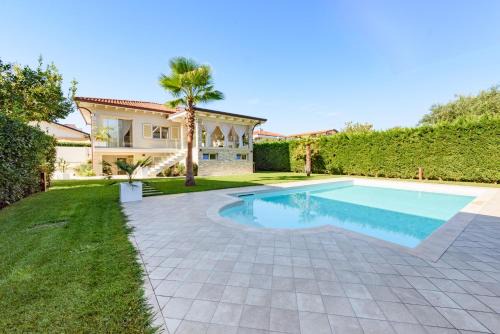 Querceta Villa | Villa Fiumetto by Mmega