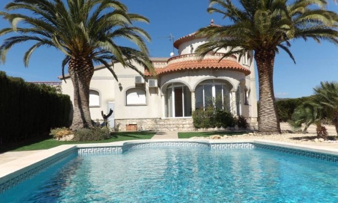 Les Tres Cales Ski Chalet | Villa for 8 people with private pool in Urb. three cales