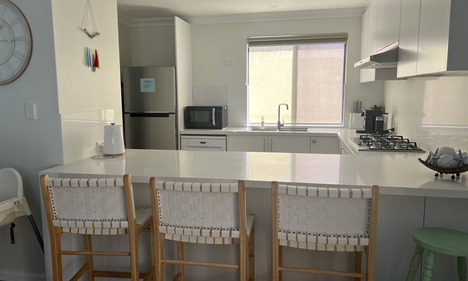 Dunsborough Villa | Villa, free fast WIFI, 150m to beach, quiet, fenced, 2 car undercover parking