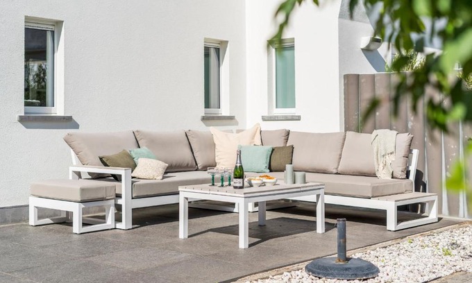 Westende House | Villa Gamoni - spacious holiday home with garden