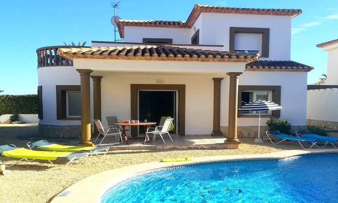 Beniarbeig House | Villa Hibisco is part of a villa complex in the village of Beniarbeig, not far from Denia.