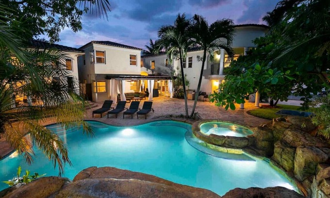 Seybold Villa | Villa In Miami, Movie theater, Pool, & Jacuzzi !