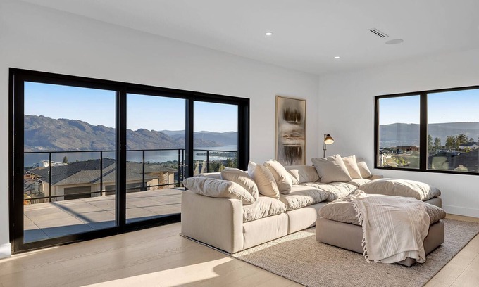 Central Okanagan Villa | Villa In The Hillside - Pool & Hot Tub