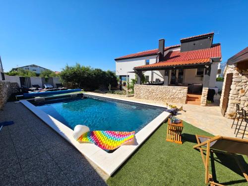 Razanac Villa | Villa Izziy by the beach with a sea view