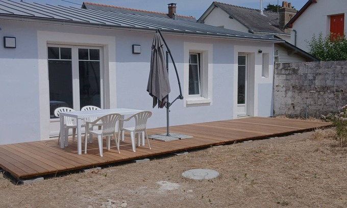 Batz-sur-Mer Villa | Villa 'La Bleue À 350m De La Mer' with Wi-Fi