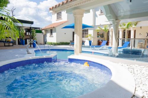Vista Hermosa Villa | Villa La Dueña - Vista Hermosa Luxury Retreat, 5BR Villa with Pool, Swim-Up Bar, Jacuzzi, Chef's Kitchen, Fast Wi-Fi, Full AC, EV Charger and Solar Power, Ideal for Families & Groups