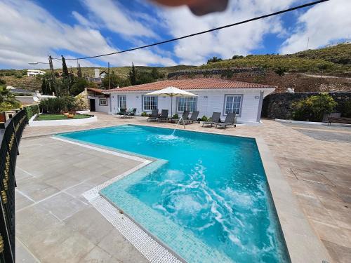 Adeje Villa | VILLA LA PAZ CON PISCINA y YACUZZY INTEGRADO