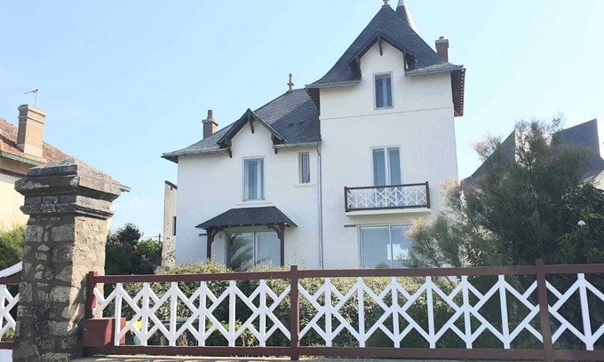 Le Croisic Villa | Villa 'Lin Et Maree Face Océan' with Sea View, Private Garden and Wi-Fi