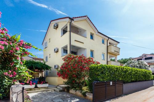 Porat Apartment | Villa Luka 5 min walk to the beach, 5 min to the village