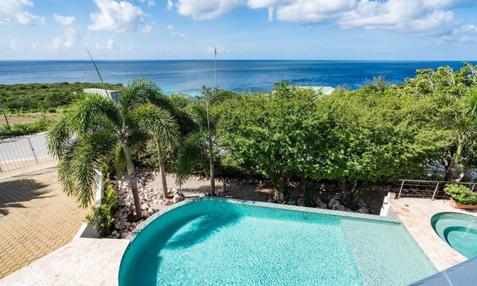 Bisento Villa | Villa Manila with private pool and whirlpool on resort Cas abao