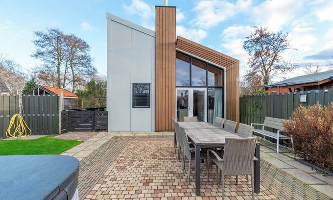 Sint Maartensvlotbrug Villa | Villa near Sint Maartenszee Beach with Jacuzzi