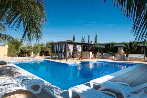 Lora Del Rio House | Villa Oasis