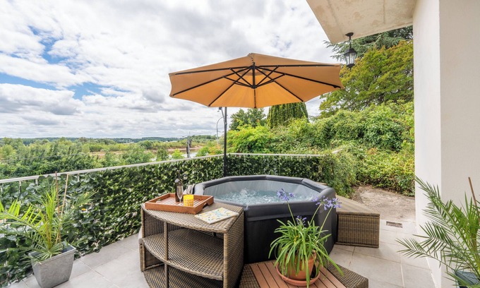 Blois Villa | Villa overlooking the Loire River Terrace Parking