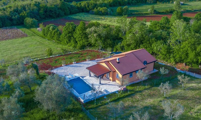 Radini Apartment | Villa Pendolina with Private Pool, Garden and BBQ