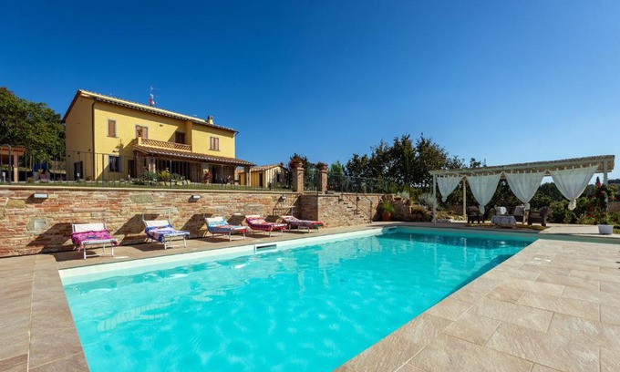 Foiano della Chiana Villa | Villa Poggio al Sole by VacaVilla