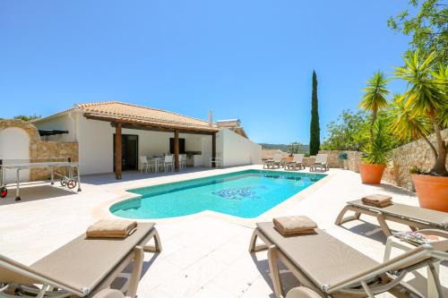 Apra Villa | Villa Redonda