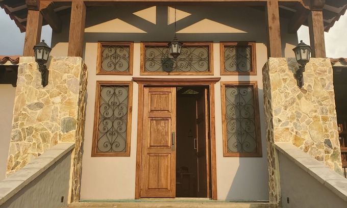 Jardin Villa | Villa Serena, Nestled in breathtaking mountains, just a walk from town.