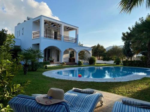 Archangelos Villa | Villa Sofia with garden, pool and lounge areas