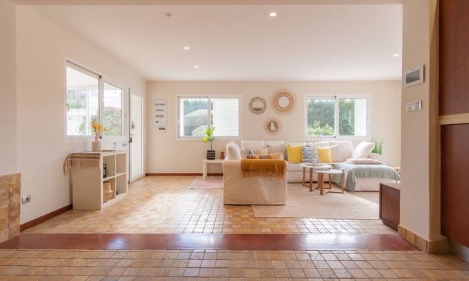 Valverde Alto Ski Chalet | Villa soleada en Alicante, piscina y parking privado