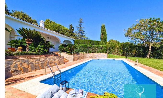 Sotogrande Villa | Villa Soto sol in Sotogrande: Strategic Location