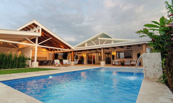 Atenas House | Villa Tranquila-new 4-bedroom home in Atenas, with views and pool!