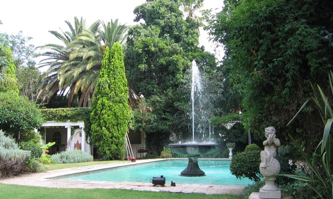 Ekurhuleni House | Villa Victoria Executive Guest House