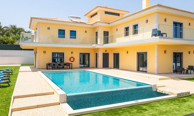 Montechoro Villa | Villa w/heatable pool & BBQ in Albufeira