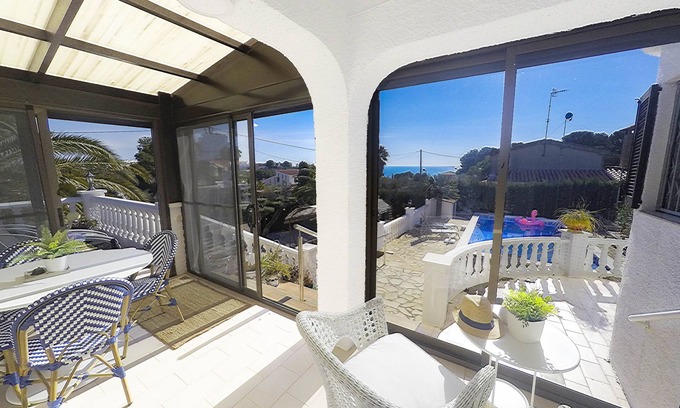 L'Ampolla Ski Chalet | Villa with private pool and sea views