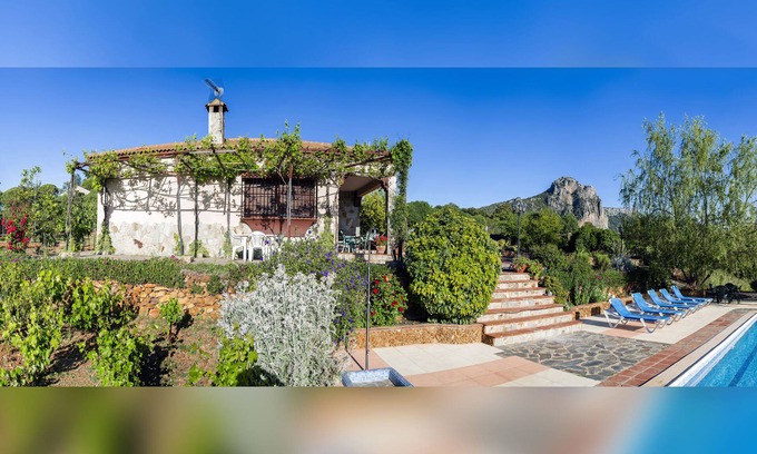 El Gastor Villa | Villa with Private Pool, wonderful Lake/Mountain views, pets fiendly and Wi-Fi