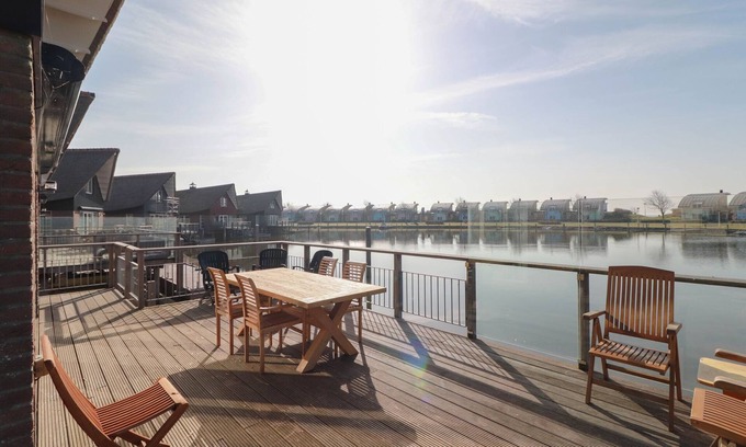 Makkum Villa | Villa with terrace on the water in Friesland