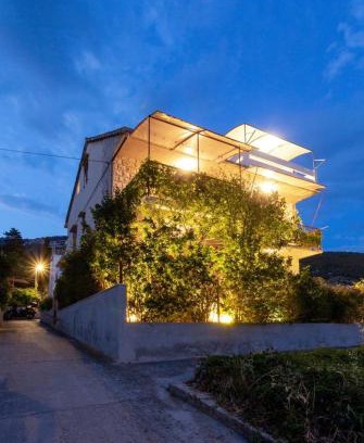 Komiza Villa | Villaina